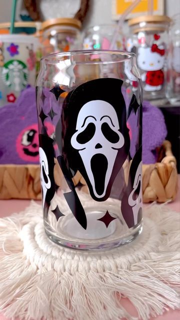 Halloween Cup Cricut, Ghostface Crafts, Horror Movie Cups, Scream Decoration, Halloween Cup Ideas, Ghostface Tumbler, Cricut Cups, Starbucks Cup Art, Diy Tie Dye Techniques