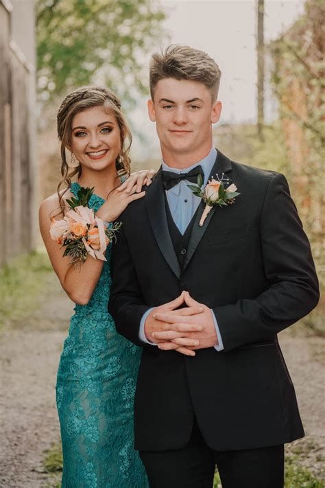 Poses Homecoming, Prom Pose Ideas, Cute Prom Couples, Couples Homecoming Pictures, Couple Prom Pictures, Prom Pose, Homecoming Poses, Couple Prom, Prom Couple