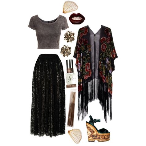 I think my style would be considered "Bohemian Goth" -TylerMarie Goth Floral, Dark Bohemian, Doc Martens Black, Bohemian Goth, Look Boho Chic, Doc Martens Outfit, Mode Hippie, Stil Vintage, Estilo Hippie