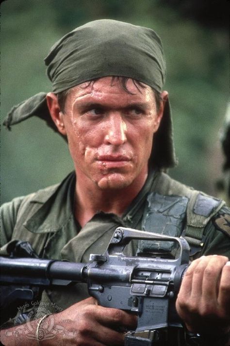 Barnes Platoon, Platoon Movie, Platoon 1986, Tom Berenger, Theme Tattoo, Septième Art, Staff Sergeant, Great Films, Iconic Movies