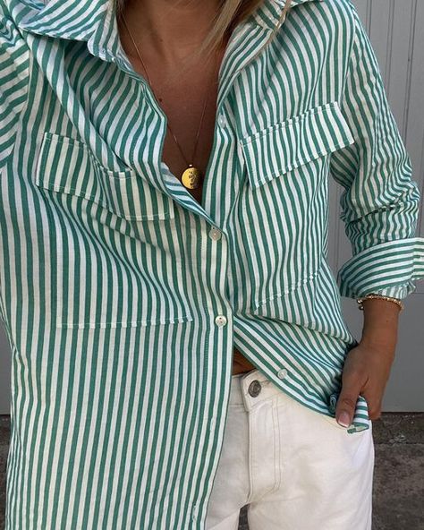 Green Striped Shirt Outfit, Oversized Blouse Outfit, Striped Blouse Outfit, Green Shirt Outfits, Outfits With Striped Shirts, Oversized Shirt Outfit, Summer Pieces, Outfit Inspiration Women, Cool Girl Style