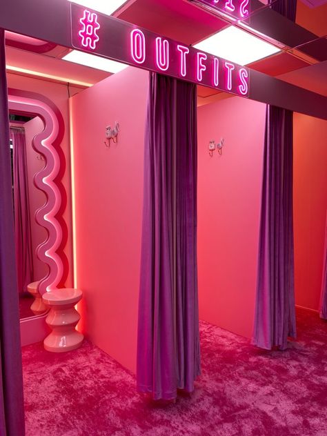 Store Fitting Room Ideas, Upcycling, Futuristic Retail Store, Retail Decorating Ideas, Pink Retail Store, Party Boutique Store, Boutique Mural Ideas, Fitting Room Boutique, Fun Boutique Ideas