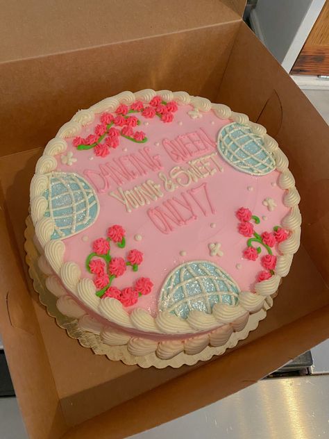 Mama Mia Cake, Aesthetic Cake Birthday, Birthday Cake Cute, 17th Birthday Party Ideas, 17. Geburtstag, Happpy Birthday, Freetime Activities, Pastel Cake, 17 Birthday Cake