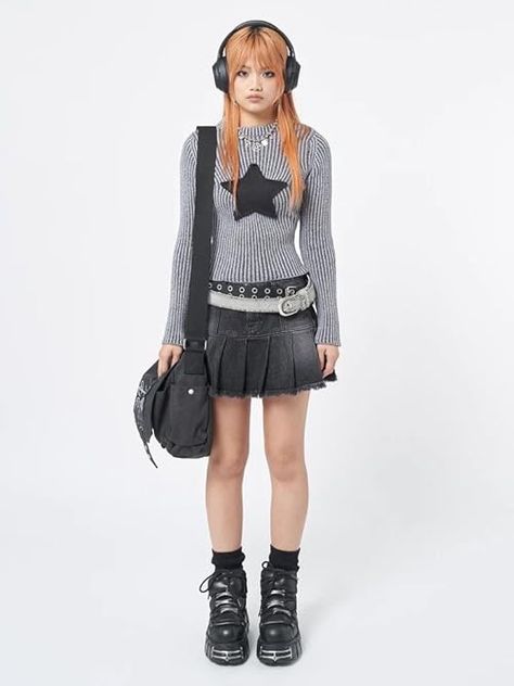 Pleated Hem Skirt Outfit, Mini Skirt Outfit Pleated, Grey Skirts Outfit, Grey Y2k Outfit, Cargo Mini Skirt Outfit Y2k, Y2k Pleated Skirt, Y2k Miniskirt Outfits, Grunge Outfits With Skirt, Cargo Pant Outfits Women