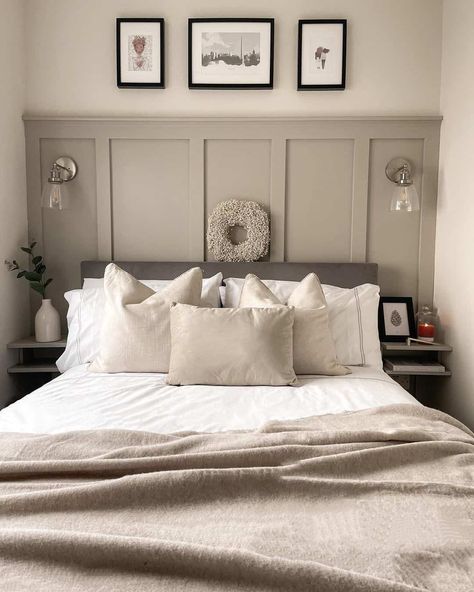30 Bold Wainscoting Bedroom Ideas To Beautify Your Home Study Room Panelling, Beige Bedroom With Panelling, Beige Panelling Bedroom, Headboard Panelling, Panelling Bedroom, Gray Wainscoting, Urban Terrace, Greige Bedroom, Vintage Backyard