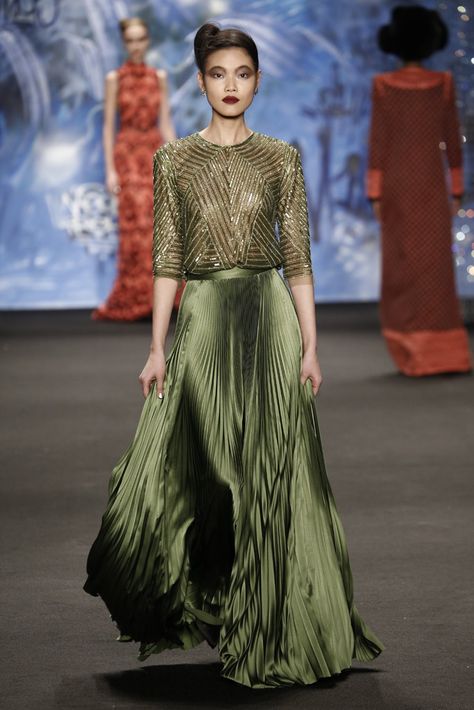 Naeem Khan, Sukienki Maksi, Indian Designer Outfits, Designer Dresses Indian, Indian Fashion Dresses, Indian Designer Wear, Fall 2015, Fashion Shows, Beautiful Gowns