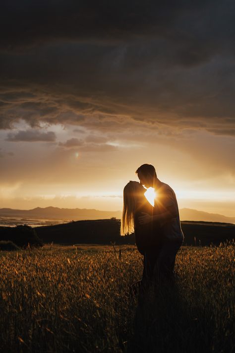Sunset Pics Couple, Sunset Couples Pictures, Silhouette Couple Photography, Sunset Photography Couples, Sunset Shoot Photo Ideas, Couple Sunset Photos, Couple Sunset Photoshoot, Sunset Photoshoot Couples, Cute Couple Pics Sunset
