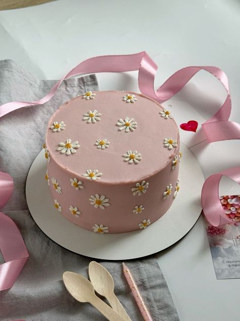 Cute Minimalist Birthday Cake, Birthday Cake With Flower Design, Cake Designs Ideas Simple, Birthday Cake Ideas Easy Simple, Simple Cake Designs For Girl, Pink Cake With Daisies, Strawberry Daisy Cake, Simple Girls Birthday Cake, Simple Girl Birthday Cakes