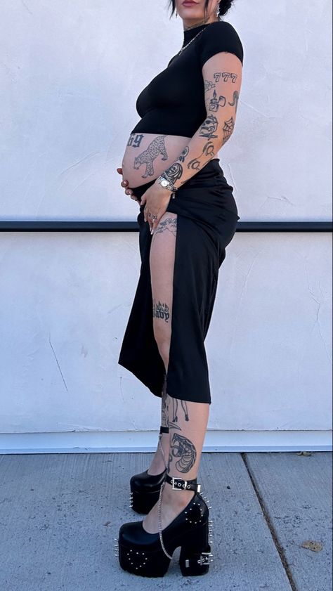 Pregnant Women With Tattoos, Pregnant Rocker Style, Festival Outfit Pregnant, Pregnant Alternative Style, Pregnant With Tattoos, Tattooed Pregnant Women, Pregnant Rocker Style Outfit, Tattoo Pregnant Women, Unique Maternity Outfits
