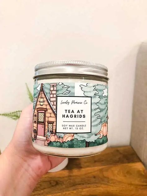 Harry Potter Inspired Room Decor, Harry Potter Scented Candles, Cozy Harry Potter, Harry Potter Gift Basket, Harry Potter Candle, Harry Potter Gift Ideas, Bookish Candles, Book Candles, Harry Potter Candles