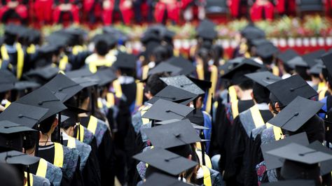 This breastfeeding graduate is doing it right Federal, College Majors, Further Education, College Professor, Online Degree, Student Debt, Scholarships For College, Business Degree, Graduation Ceremony