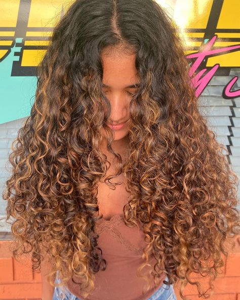 Balayage, Curly Light Brown Balayage, Brunette Curly Hair Balayage, Highlight Brown Curly Hair, Baliage Hair Brown Curly, Curly Brown Hair With Caramel Highlights, Light Brown Balayage On Dark Hair Curly, Caramel Balayage Curly Hair Natural, Balayage Hair Curly Hair