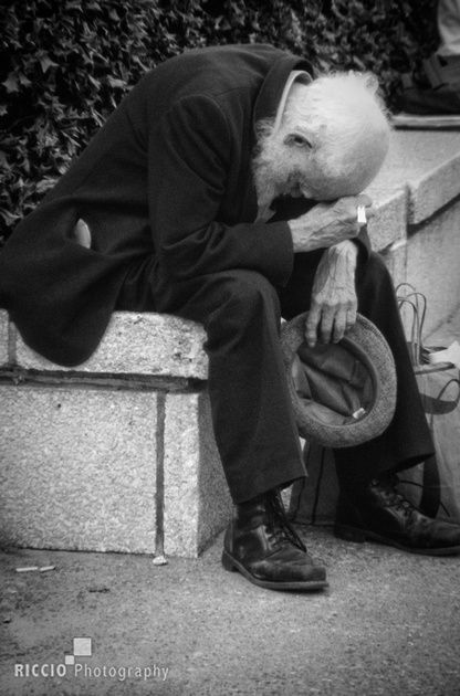 Old Man Praying Picture, Croquis, Old Man On A Bench, Photography Of Old People, Fear Of Aging Art, Old And Young Photography, Aging Photography, Aged People, Pop Culture Icons