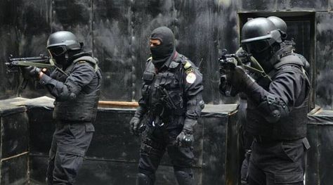 Egyptian Special Forces Egyptian Police, Police Wallpaper, Soldier Gear, French Armed Forces, Ghost Soldiers, Military Pins, British Armed Forces, Military Special Forces, Military Combat