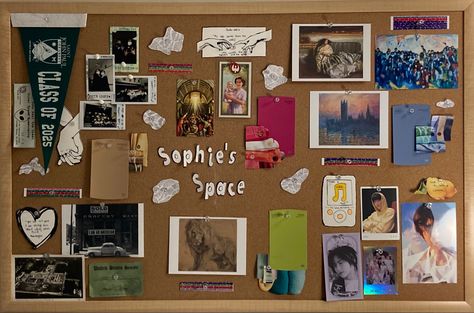 College Dorm Mood Board, Photos In Room Ideas, Studying Aesthetic Horizontal, Bedroom Wall Photo Collage, Photo Wall Cork Board, Collage Room Ideas Dorm, Bulletin Board College Dorm, College Dorm Fairy Lights, Creative Room Aesthetic