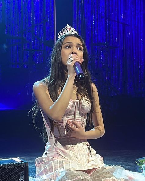 Olivia Rodrigo wearing a princess tiara Sour Tour, Olivia Rodrigo, Tiara