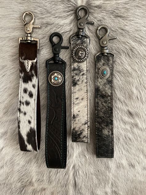 Cowhide Keychain Diy, Diy Leather Tooling, Western Keychain Wristlet, Cowgirl Gift Ideas, Cowhide Diy Projects, Cowhide Crafts Diy Ideas, Cow Hide Projects, Western Keychain Ideas, Western Truck Accessories