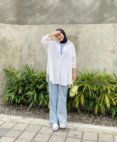 White Shirt And Wide Leg Jeans Outfit, Oversized Shirt With Wide Leg Jeans, Oversized Shirt Hijab Outfit, Wide Jeans Outfit Hijab, Oversized White Shirt Outfit Hijab, Wide Leg Jeans Hijab Outfit, White Shirt And Jeans Outfit Hijab, Boyfriend Jeans Outfits Hijab, Wide Leg Jeans Outfit Hijab