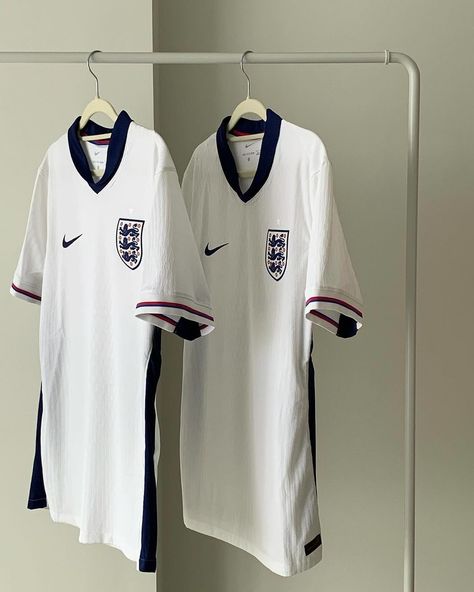 🏴󠁧󠁢󠁥󠁮󠁧󠁿 NÃO ERRAM NUNCA 😍 QUE CAMISA LINDA . . . #camisadetime #inglaterra #england #premierleague England Jersey Outfit, England Kit, Funny Couple Pictures, England Shirt, Funny Couple, Kit Design, Jersey Outfit, Girly Shoes, Funny Couples