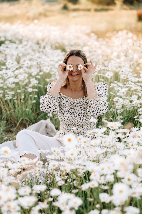 lifestyle photoshoot in nature, full of daisies Nature, Daisy Field Photoshoot, Daisy Photoshoot, Photoshoot In Nature, Lifestyle Photoshoot, Daisy Field, Skin Photo, Daisy Love, Summer Vibe