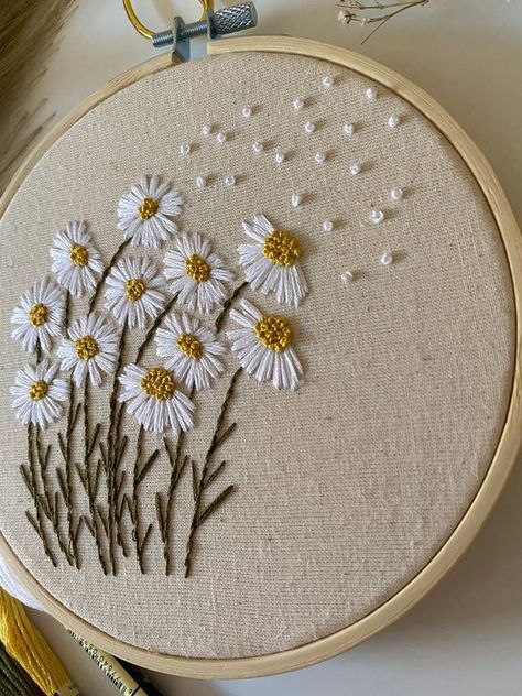 Patchwork, Embroidery Hoop Flowers, Embroidery Daisy Patterns, How To Trace Embroidery Patterns, Embroidered Flowers Pattern, Embroidery Tracing Patterns, Daisy Embroidery Pattern, Daisy Embroidery Design, Daisies Embroidery