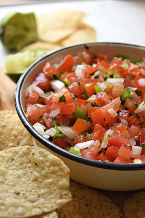 Homemade Pico de Gallo - Julia's Cuisine Essen, Homemade Pico, Taco Tuesday Recipes, Taco Side Dishes, Dip For Tortilla Chips, Taco Meal, Apple Pie Recipe Easy, Easy Taco Recipes, Mexican Menu