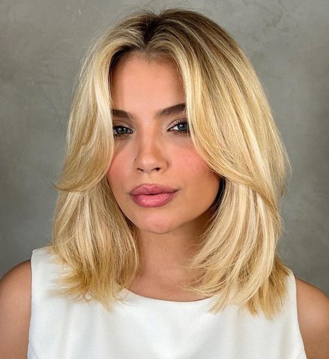 Blunt Lob with Soft Butterfly Bangs Collarbone Length Hair, Golden Blonde Hair Color, Shoulder Length Blonde, Bob Haircut Ideas, Messy Bob Hairstyles, Golden Blonde Hair, Blonde Hair Inspiration, Shoulder Length Hair Cuts, Bob Haircut