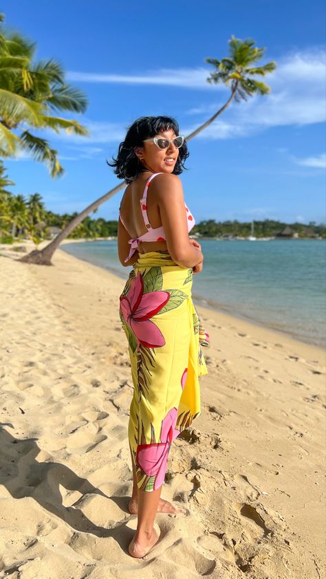 women in lilac and orange heart print bikini with a yellow floral sarong on a beach. Summer Holiday Photo Ideas, Holiday Photo Ideas, Summer Holiday Outfits, Vacation Vibes, Holiday Outfit, Junk Drawer, Summer Photos, Aesthetic Images, Holiday Photos