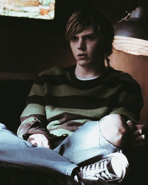 Tate Langdon Photos, Tate Ahs Icon, Tate Outfits Ahs, Converse Costume, Saga Senior, Tate Langdon Aesthetic Icon, Ahs Season 1, Kurt Cobain Sweater, Quotes Header