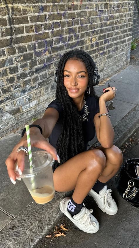 Femininity Aesthetic, 2000s Girl, Black Femininity, Brown Skin Girls, Foto Casual, Foto Inspiration, Pretty Selfies, Cute Poses, Cute Selfie Ideas