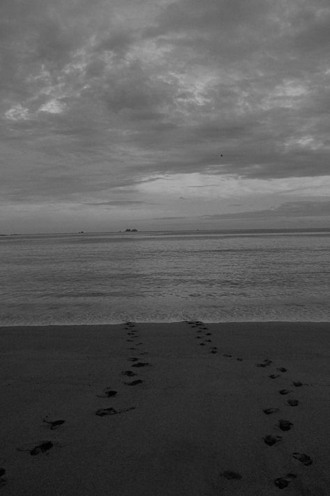 Footprints Aesthetic, Beach Footprints, Brokeback Mountain, Environmental Damage, Golden Years, Couple Beach, Soul Art, On Beach, Background Pictures