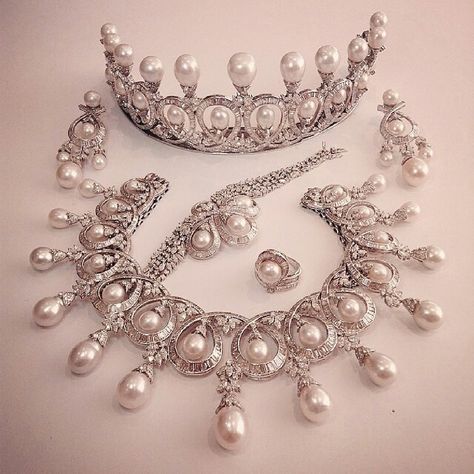 RoyalDish - Tiara - Página 224 Tiara Necklace, Royal Crown Jewels, Fabulous Friday, Bracelet Rings, Pearl Tiara, Beautiful Tiaras, Royal Jewels, Royal Jewelry, Fabulous Jewelry