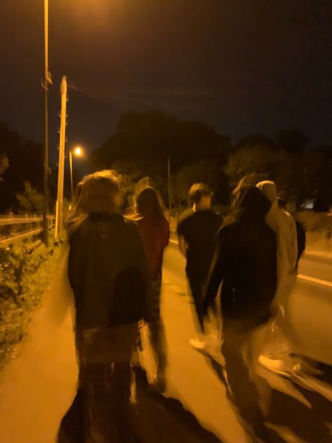 Dream Friend Group Aesthetic, Group Date Aesthetic, Groups Of Friends Aesthetic, Many Friends Aesthetic, Friendgroup Aesthetic Night, Friend Night Aesthetic, A Group Of Friends Aesthetic, Going Out At Night Aesthetic, Best Friends Group Aesthetic