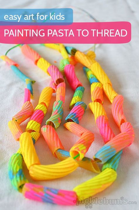 Painting pasta to thread - this was so much fun and the cool fluro pasta made great necklaces! Mothers Day Crafts, Kunst For Barn, Diy Projektit, Easy Art For Kids, Mothers Day Crafts For Kids, Daycare Crafts, Toddler Art, Childrens Crafts, Craft Activities For Kids