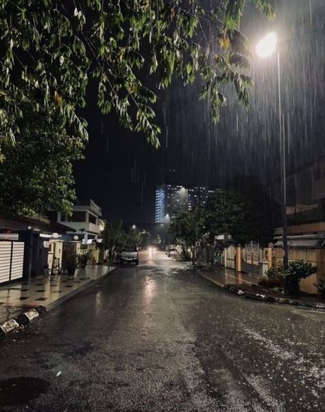 Rain Street, Rainy Nights, Rainy Sky, Rainy Street, Rain Pictures, Rainy Day Aesthetic, Night Rain, I Love Rain, Rain Days