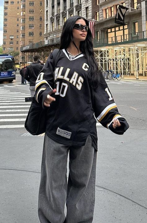 Ropa Hip Hop, 90s Streetwear, Jersey Outfit, Tomboy Style Outfits, Y2k Outfits, Looks Street Style, Mein Style, Streetwear Fashion Women, Cute Everyday Outfits