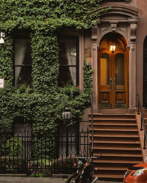 Austin Rutland | We got some relief from the heat with a lovely rainy day yesterday 🌿 • #springvibes #ivy #nyc #facadelovers #brownstone #nycarchitecture… | Instagram Green House Aesthetic, Brownstone Interiors, Nyc Brownstone, City Life Aesthetic, New England Aesthetic, Townhouse Exterior, England Aesthetic, Im Coming Home, Kitchen New York