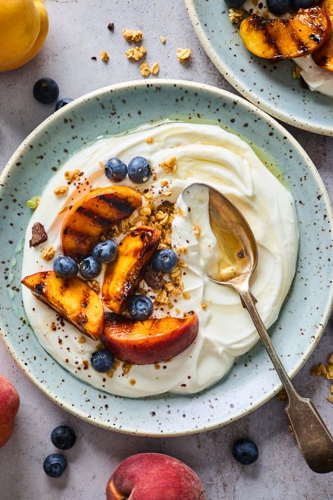 Peach And Yogurt, Healthy Breakfast Photography, Peaches And Yogurt, Peach Food Photography, Yogurt Food Photography, Yoghurt Breakfast Ideas, Yoghurt Photography, Yogurt And Fruit Bowl, Peach Breakfast Recipes