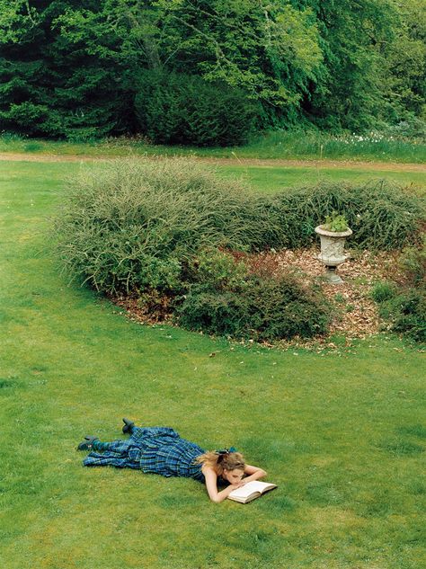 Animale Rare, Woman Reading, Foto Inspiration, Enjoy Life, Secret Garden, Picnic Blanket, Vision Board, Outdoor Blanket, Villa