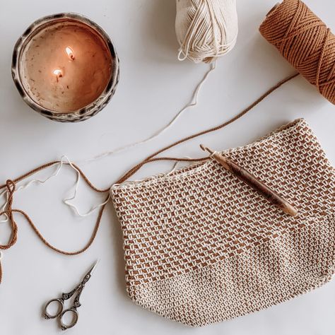 Blythe Bag - Free Crochet Pattern - Hooked Hazel Bag Patterns, Frock Design Ideas, Crochet Pixel, Crochet Boho Bag, Baby Frock, Crochet Market Bag, Crochet Fashion Patterns, Moss Stitch, Raffia Bag