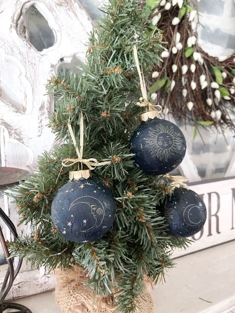 Natal, Astrology Christmas Tree, Constellation Christmas Tree, Starry Christmas Tree, Star Themed Christmas Tree, Moon And Stars Christmas Tree, Starry Night Christmas Decorations, Starry Night Christmas Tree, Celestial Christmas Decor