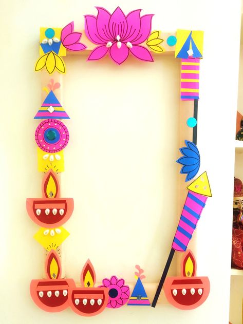 DIY adorable selfie frame . Ganpati Board Decoration In School, Diwali Board Decoration Ideas, Diwali Selfie Booth, Festival Board Decoration, Diwali Backdrop Ideas For Photoshoot, Diwali Craft Ideas For School, Dusshera Decoration Ideas For School, Board Decoration For Diwali, Diwali Class Decoration Ideas