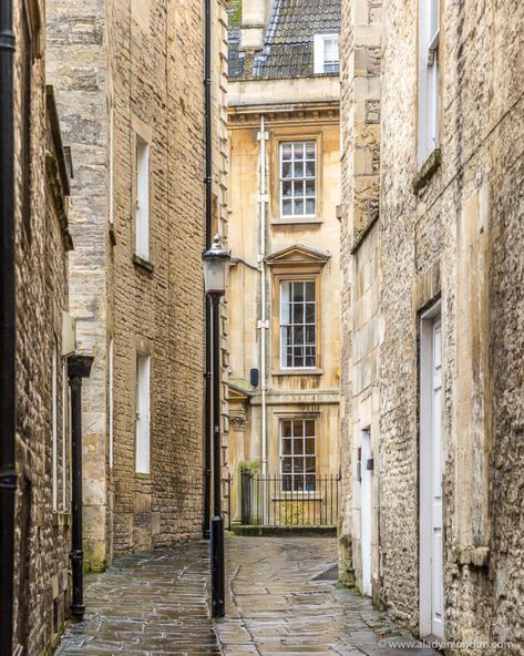 A narrow street in Bath, England. Click through for more pictures on the A Lady in London blog.   #bath #england Bath Architecture, Southwest England, Amazing Locations, England History, Bath Travel, British Landscape, Bath Somerset, British Architecture, Bath Uk