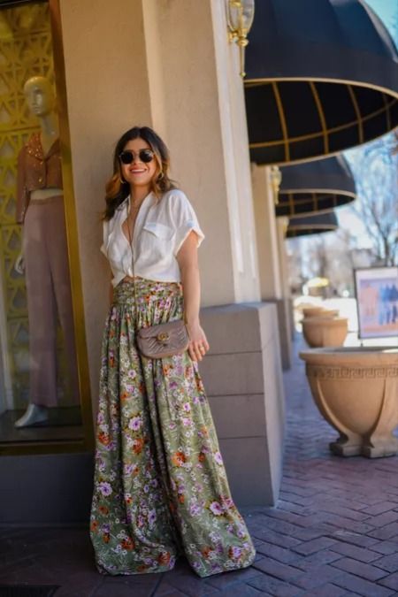 Outfit Ideas With Flowy Pants, Wide Leg Print Pants, Paisley Wide Leg Pants Outfit, Boho Dinner Party Outfit, Flowered Pants Outfit, Flower Pants Outfit Summer, Patterned Palazzo Pants Outfit, Coloured Wide Leg Pants Outfit, Patterned Flares Outfit