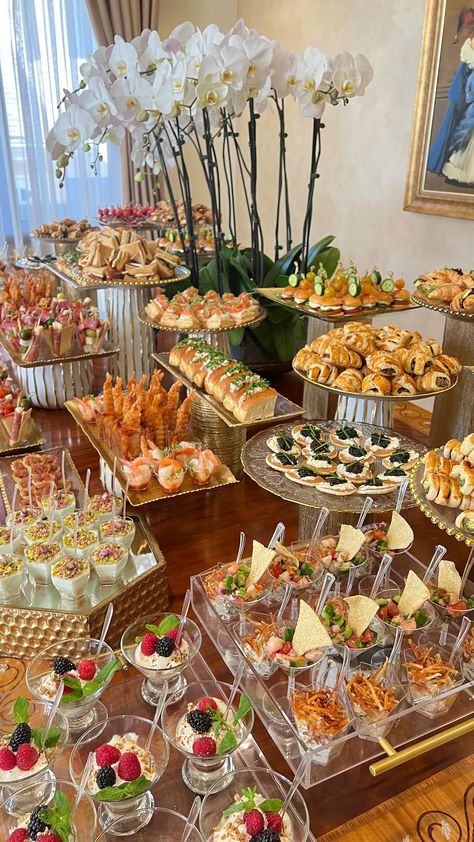 Catering Food Displays, Deco Buffet, Fest Mad, Catering Ideas Food, Party Food Buffet, Charcuterie Inspiration, Wedding Buffet, Party Food Platters, Catering Food