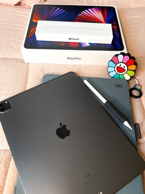 i phone New Ipad Aesthetic, Notes For College, Ipad Pro Unboxing, Best Bullet Journal Pens, New Apple Ipad Pro, Apple Gadgets, Apple Pro, Cute Ipad Cases, Ipad Aesthetic