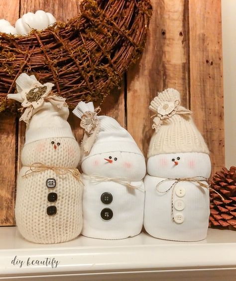 Turn an old sweater into an adorable sweater snowman! Perfect for gift giving, and easy to make - these cheeky little snowmen will add personality and fun to your holiday decor! Find the full tutorial at diy beautify! Christmas Crafts Decorations Handmade, Old Sweater Crafts, Easy Winter Decorations, Sweater Snowman, Diy Schneemann, Diy Sweater, Recycled Sweaters, Sock Crafts, Diy Snowman