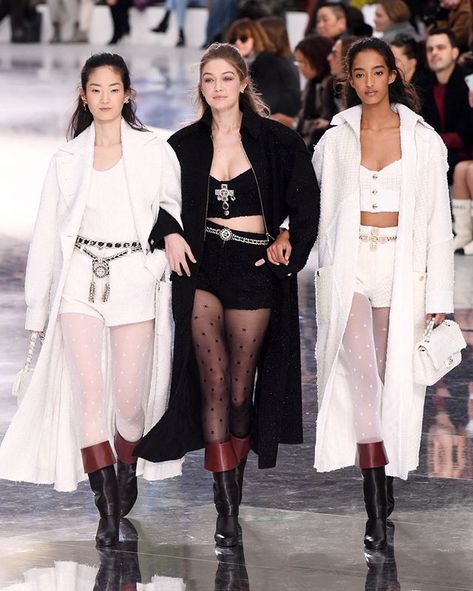 Chanel Runway 2020    #chanel #runway #fw2020 #fashion2020 Couture, Haute Couture, Fashion Weeks, Chanel Runway 2020, Models Walking, Runway 2020, Walking Together, Chanel Runway, Couture Runway