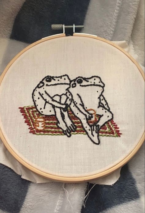 Indie Embroidery Designs, Easy Frog Embroidery, Cottage Core Embroidery Designs, Frog Hand Embroidery, Embroidery Frog Pattern, Frog Embroidery Designs, Embroidering Aesthetic, Cottagecore Cross Stitch Pattern, Frog Embroidery Simple