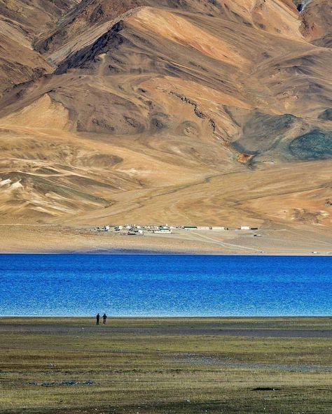 Tso Moriri One of Ladakh, India's magical great lakes, shimmers with an ever-changing series of reflections in its vivid blue waters. Image… Leh, Bonito, Nature, India Himalayas, Backpacking India, Leh Ladakh, Travel India, Mountain Photography, Indian Photography